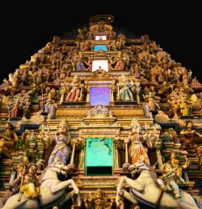 building-with-statues-everywhere_compressed